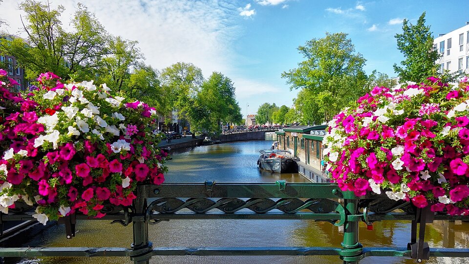 /images/r/amsterdam-canal/c960x540g0-8-1280-728/amsterdam-canal.jpg