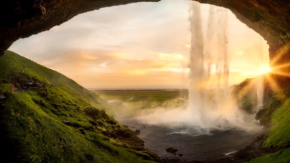 /images/r/iceland-seljalandsfoss-waterfall/c960x540g0-60-1920-1140/iceland-seljalandsfoss-waterfall.jpg