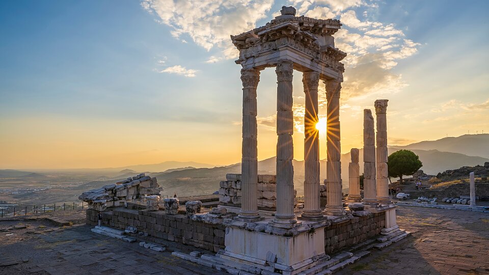 /images/r/pergamum_shutterstock_2368903529/c960x540g0-267-5845-3555/pergamum_shutterstock_2368903529.jpg
