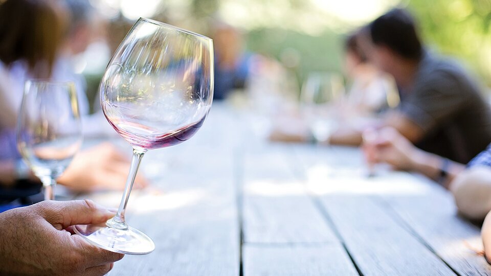 /images/r/wineglass-553467_1920/c960x540g0-200-1920-1280/wineglass-553467_1920.jpg